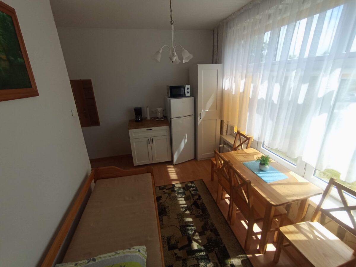 Pokój nr 9 - rodzinny z łazienką 1małżeńskie + 2 pojedyncze - KAMERALNY